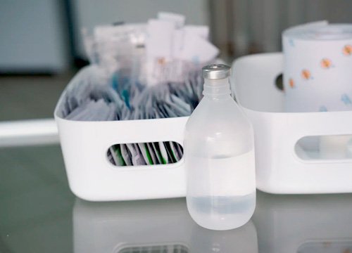 Раствор Ципрофлоксацина стоит на столе