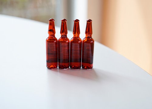 Ампулы с препаратом Мильгамма Ампулы бордового цвета